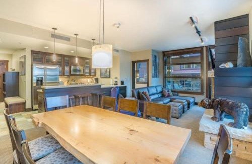 Snowmass Village Apartment | Luxury 3 Bedroom Slopeside Mountain Vacation Rental With Hot Tubs