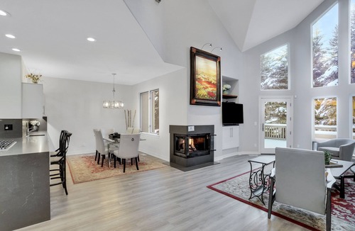 Edwards House | Luxury 4-Bedroom Home Close to Slopes with On-site Hot Tub by RedAwning