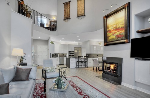 Edwards House | Luxury 4-Bedroom Home Close to Slopes with On-site Hot Tub by RedAwning