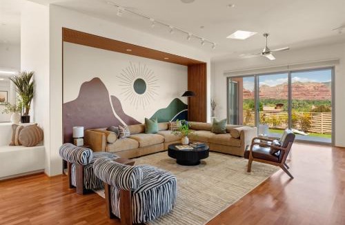 Oak Creek House | Luxury 4BR Estate for 10, Red Rock & Golf Views, Sauna, GeoDome, Massage, Yoga