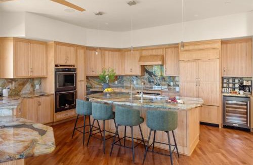 Oak Creek House | Luxury 4BR Estate for 10, Red Rock & Golf Views, Sauna, GeoDome, Massage, Yoga