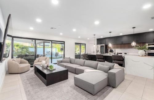 Paradise Valley Village House | Luxury 4BR Retreat Heated Pool, Mini Golf and BBQ