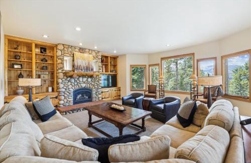 Woodmoor House | Luxury 5 bedroom Mountain View Lodge in Breckenridge, perfect for 12 guests with stunning views