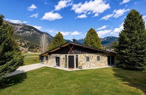 Big Sky Meadow Village House | Luxury Big Sky Golf Course Retreat with Hot Tub