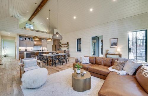 Broken Bow House | Luxury Broken Bow Cabin w/Hot Tub on 3 Acres!