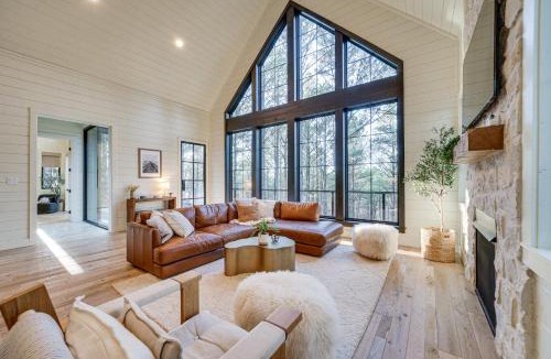 Broken Bow House | Luxury Broken Bow Cabin w/Hot Tub on 3 Acres!