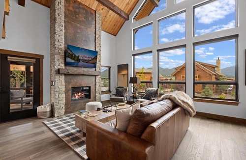 Estes Park House | Luxury Cabin! Fireplace and Jacuzzi!
