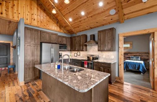 Wahoo House | Luxury Cabin Getaway with Views of Lake Wanahoo near Lincoln in Nebraska