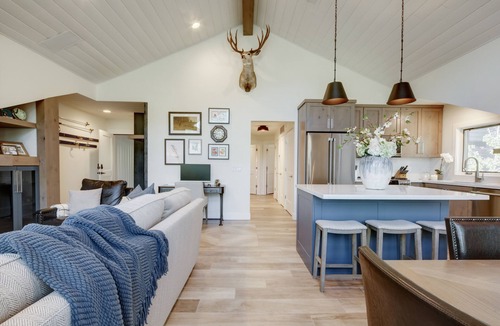 Deer Valley Condo | Luxury Condo & Professional Design, Free Shuttle & Hot Tub + Walk to Ski Lift!