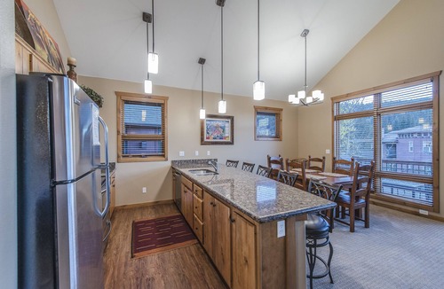 Old Town Condo | Luxury condo w/underground parking. Only minutes from slopes. Shared hot tub