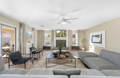 Dobson Woods House | LUXURY Desert Oasis! 5 bedroom, 3 bath w HEATED POOL