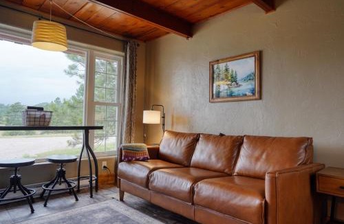 Hot Springs House | Luxury Getaway Near Mineral Spa - Ponderosa Cabin