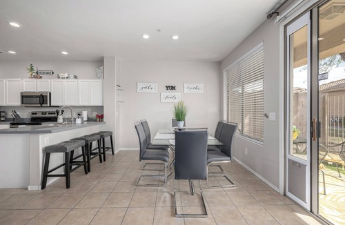 Alta Mesa House | Luxury Golf Community Retreat ~ Putting Green, EV Charger, Pool & Hot Tub