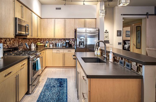Downtown Steamboat Springs Condo | LUXURY IN DOWNTOWN, A/C, GARAGE, SKI LOCKER ON MTN, FREE BUS, 2 KING 1 QN BED