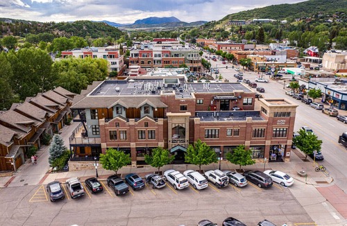 Downtown Steamboat Springs Condo | LUXURY IN DOWNTOWN, A/C, GARAGE, SKI LOCKER ON MTN, FREE BUS, 2 KING 1 QN BED