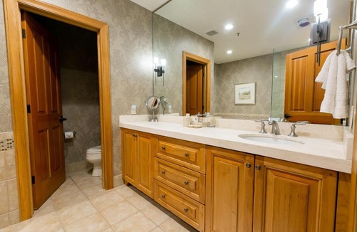 Deer Valley Hotel | Luxury King Room with Mountain View Hotel Room