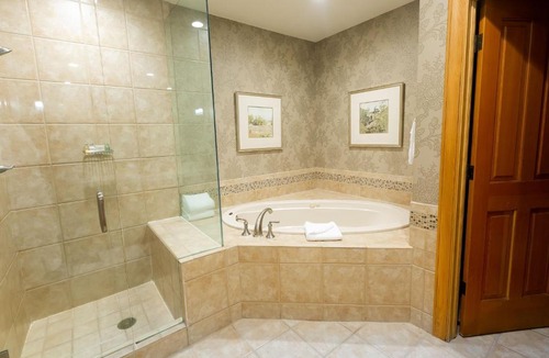 Deer Valley Hotel | Luxury King Room with Mountain View Hotel Room