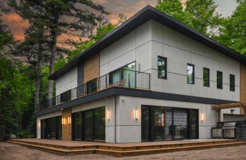 Eagle River House | Luxury Lakefront 4 BDR, 10 Beds, 4 Bath