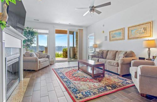 Lake Delton Apartment | Luxury Lakefront Condo in Wisconsin Dells