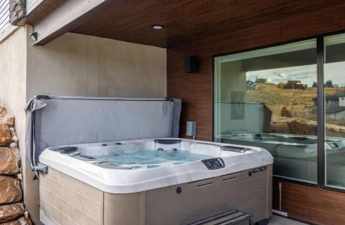 Fish Haven House | Luxury Lodge with Hot Tub, Theater and Pickleball Court