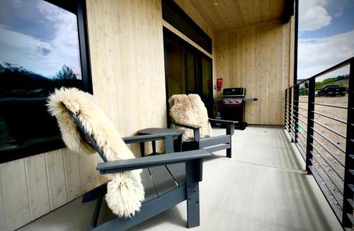 Silverthorne Apartment | Luxury modern, Central Ski, No stairs, EV!