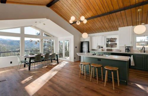 Florissant House | Luxury Mountain Getaway w Hot Tub & Deck