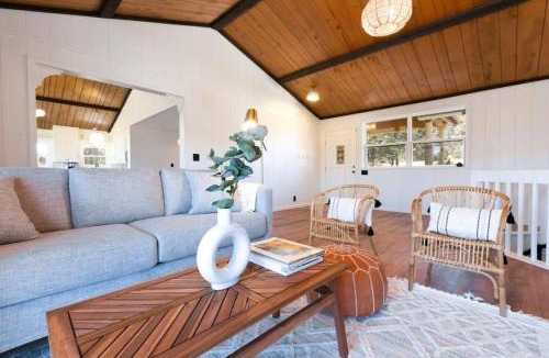 Florissant House | Luxury Mountain Getaway w Hot Tub & Deck