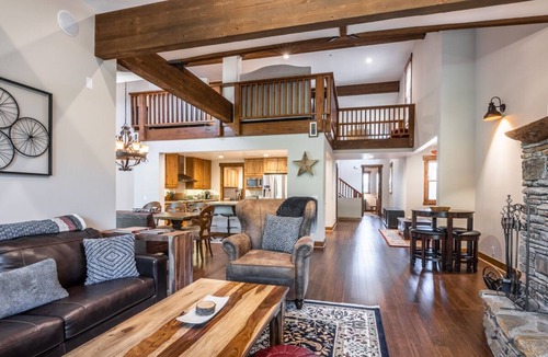 Mammoth Lakes House | Luxury Mountain Townhome! Shuttle to the Slope!