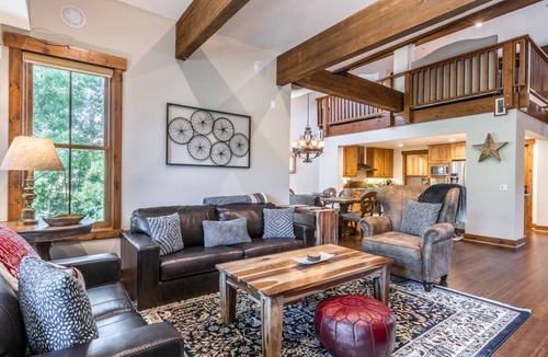 Mammoth Lakes House | Luxury Mountain Townhome! Shuttle to the Slope!