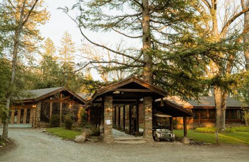 Mariposa Villa | Luxury Nature Getaway Stone House by Casa Oso