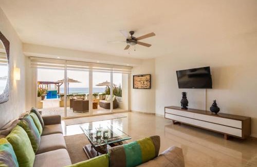 Emiliano Zapata House | Luxury Oceanfront Condo Infinity Pool