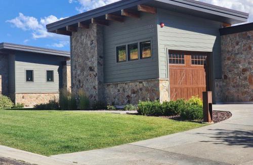 Eden House | Luxury Ridge Townhome Stunning Eden Valley Views