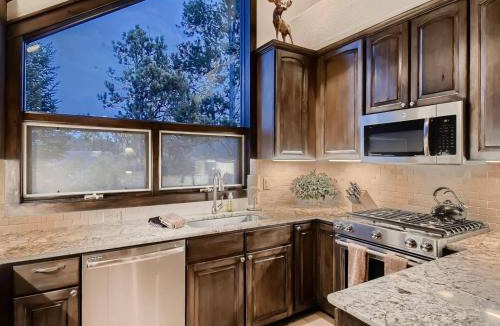 Four O'Clock Apartment | Luxury Ski In, Ski Out 3 Bedroom Townhome At The Snowflake Lift - Saddlewood Townhomes