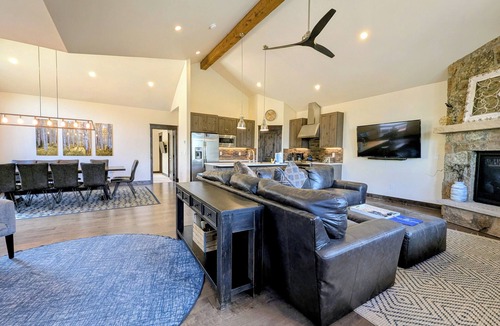River Run House | Luxury Townhome w/Hot Tub|Private Garage
