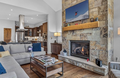 Fairmount On The River House | Luxury W/Mountain Views + Hot Tub + Ski Shuttle - River Song at the Shores