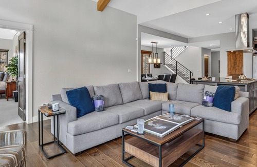 Fairmount On The River House | Luxury W/Mountain Views + Hot Tub + Ski Shuttle - River Song at the Shores
