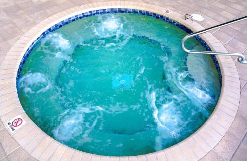 Boca Raton Apartment | Luxury Waterfront Boca with Pool, Hot Tub and Boat Views
