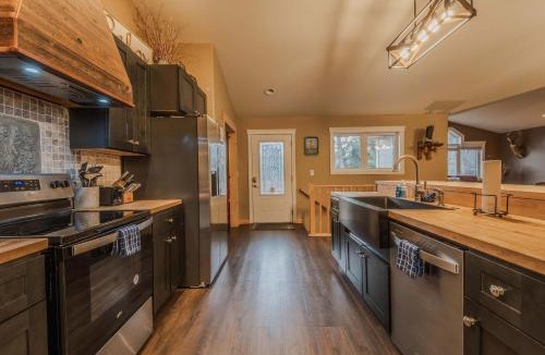 Columbia Falls House | Magnificent 7 Home for 19