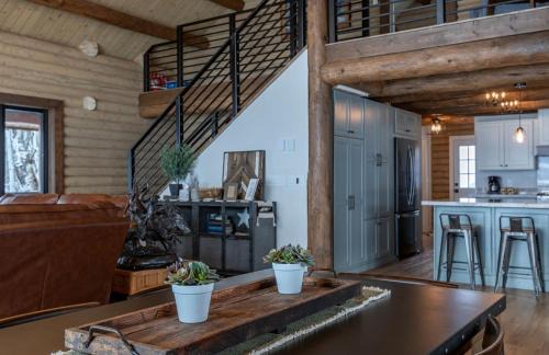 Alpine Northeast House | Magnificent Cabin with Spa and Luxurious Interior in Wyoming