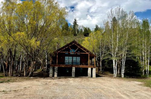 Alpine Northeast House | Magnificent Cabin with Spa and Luxurious Interior in Wyoming