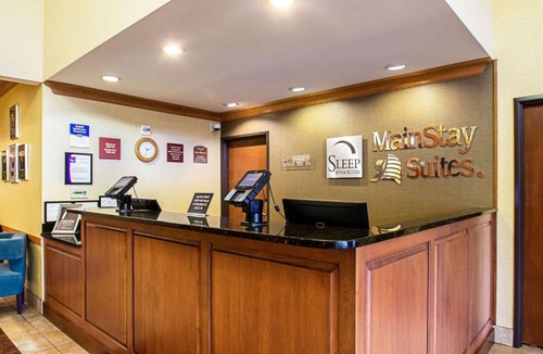 Madison Hotel | MainStay Suites Madison - Monona