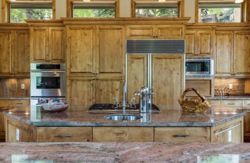 Highland Meadows House | Maison de Neige - Breathtaking Mountain Stay for 8 with Hot Tub
