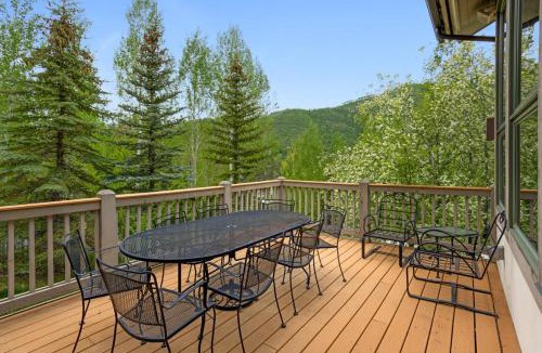 Highland Meadows House | Maison de Neige - Breathtaking Mountain Stay for 8 with Hot Tub