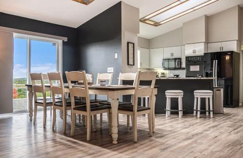 Council Bluffs House | Majestic VIEWS FunAmenities & Best for Huge Group