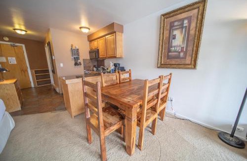 Lakeside Village House | Mall 1421 by SummitCove Lodging