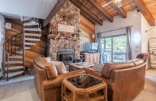 Mammoth Lakes House | Mammoth Pines #7 Newly updated 2 Bedroom plus Loft, 3 Full Bathrooms, Sleeps 8 people