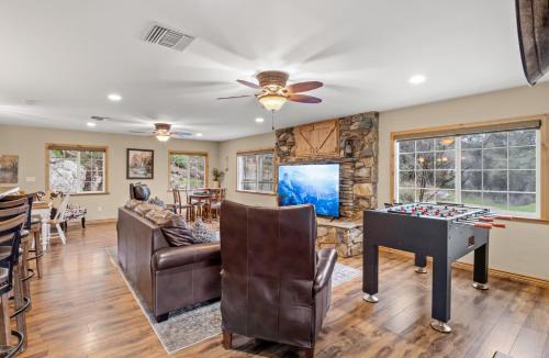 Mariposa House | Manzanita Hill-35 miles to Yosemite, 10 miles to Mariposa with 8 person spa