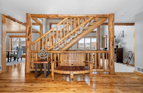 Buffalo Villa | Maple Lake Chalet