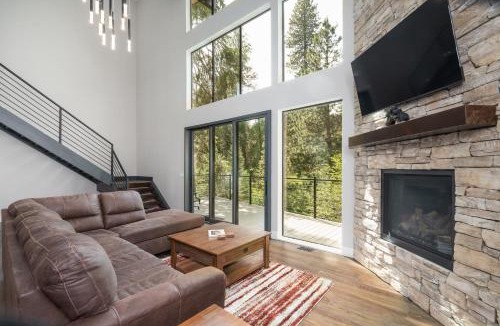 Fish Camp Villa | Mariposa Grove Creekside Retreat - To be featured on STAYCATION on the Destination Channel in 2026!