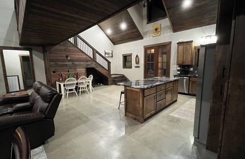 Heber Springs Cabin | Massive cabin on the Little Red River in Heber Springs - 6 bedrooms.
